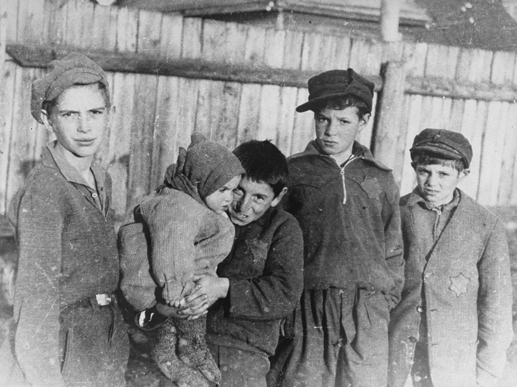 Groupe d’enfants dans le ghetto de Kovno, entre 1941 et 1943 (aujourd’hui Kaunas en Lituanie)
© US Holocaust Memorial Museum